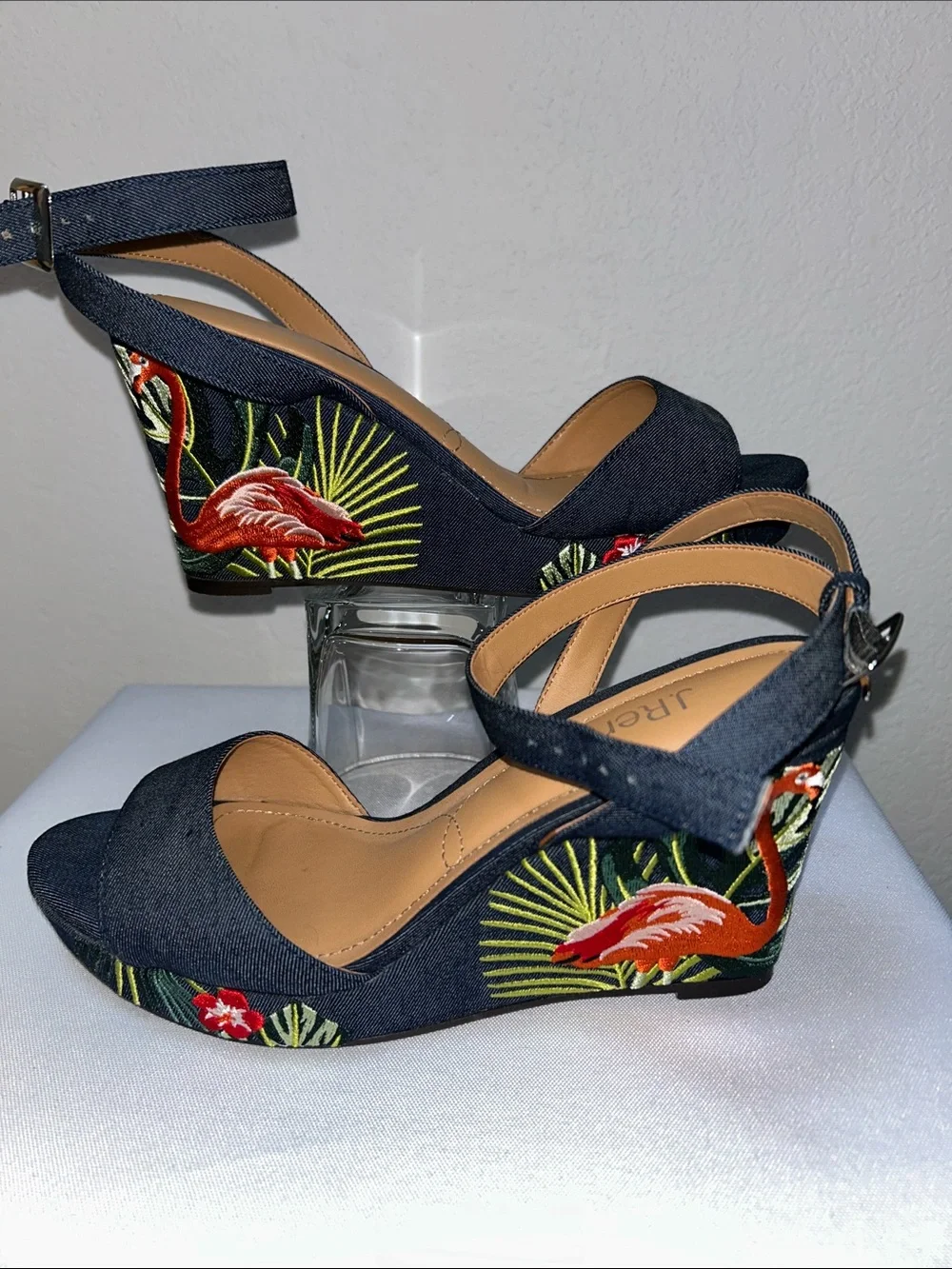J. Renee EUC White with Toucan Sea Greens Burlap Look Platform Wedge Sz 7.5 Wide